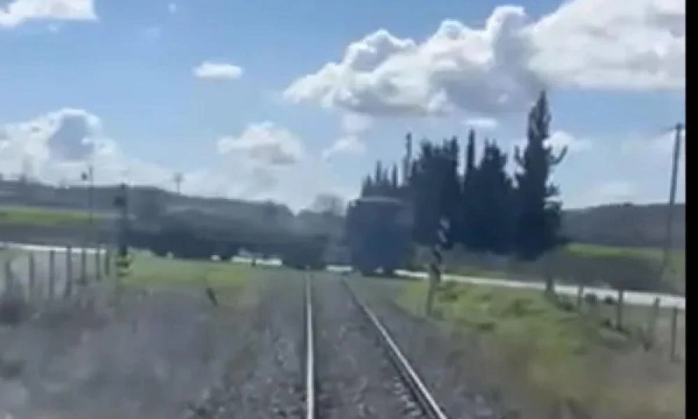 Και μη χειρότερα! Τρένο στις Σέρρες ακινητοποιείται για να περάσουν φορτηγά από αφύλακτη διάβαση